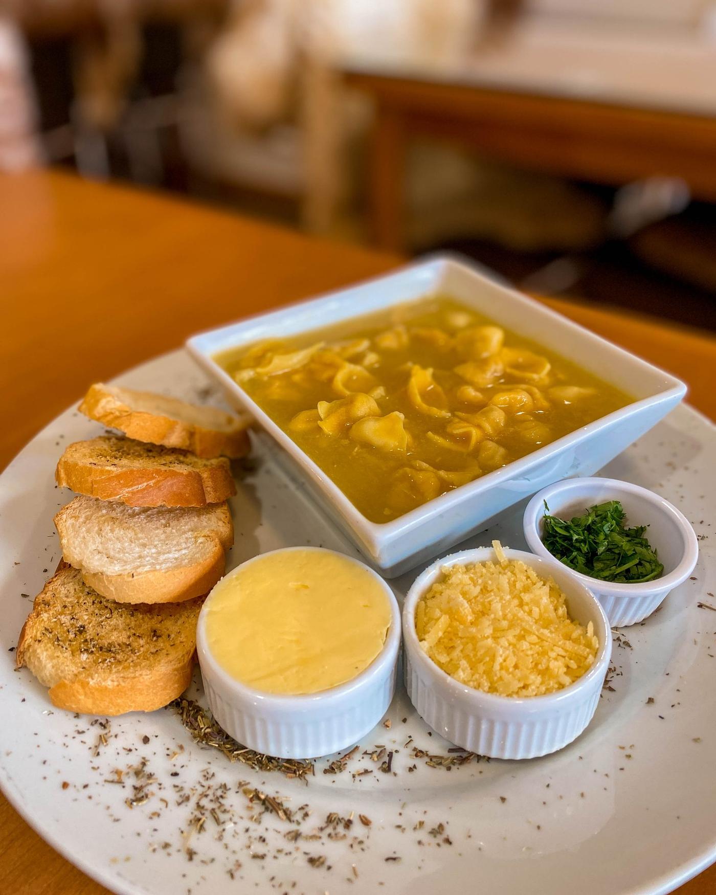 Sopa no pão capeletti em caldo dourado