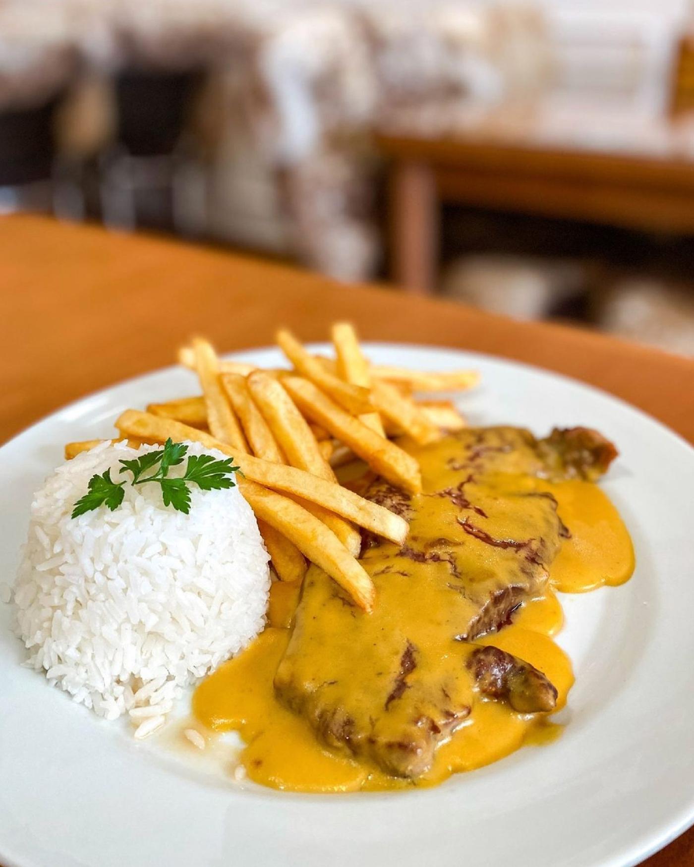 Ala minuta de filé mignon ao molho, arroz e batata frita