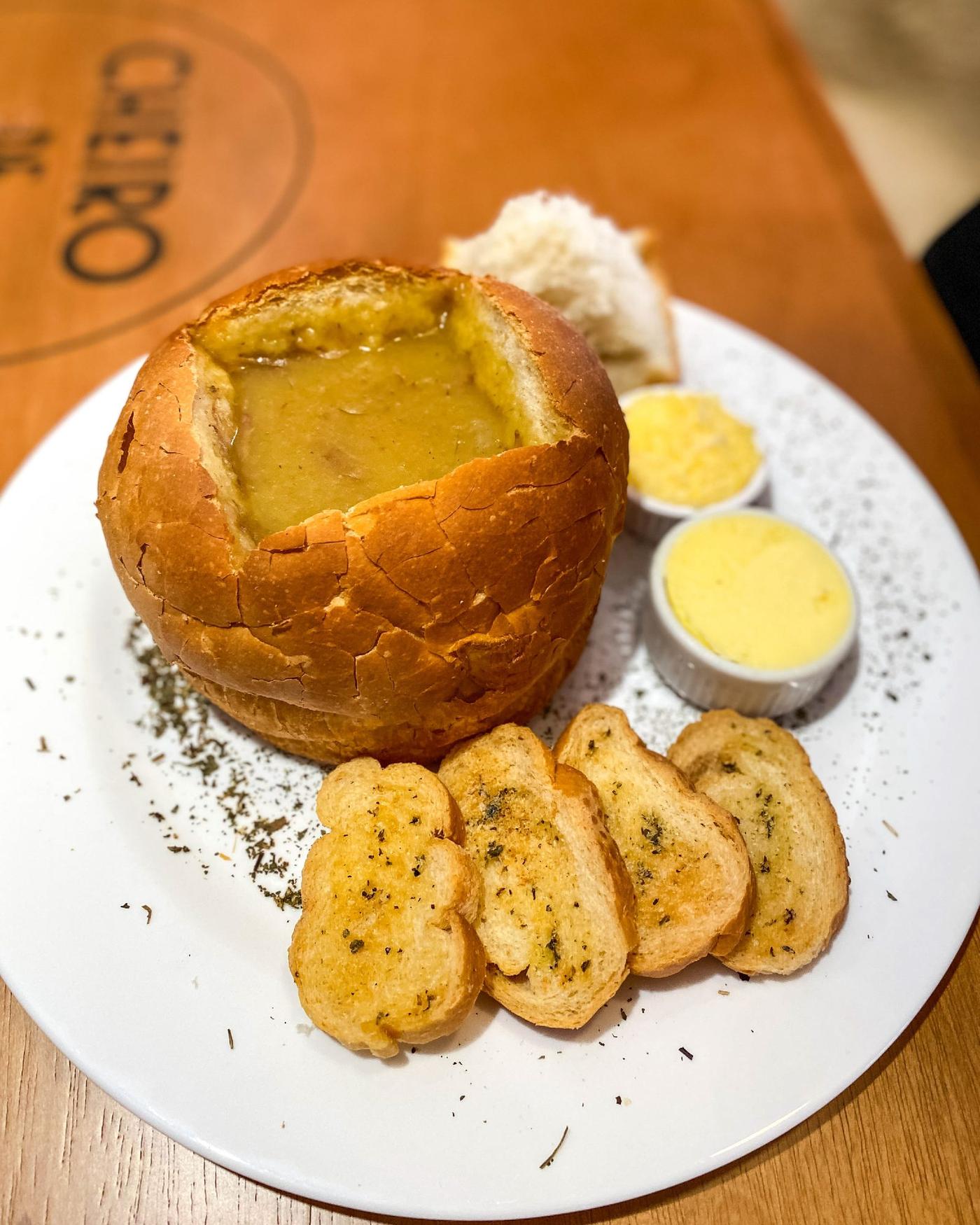 Sopa no pão com torre de batata